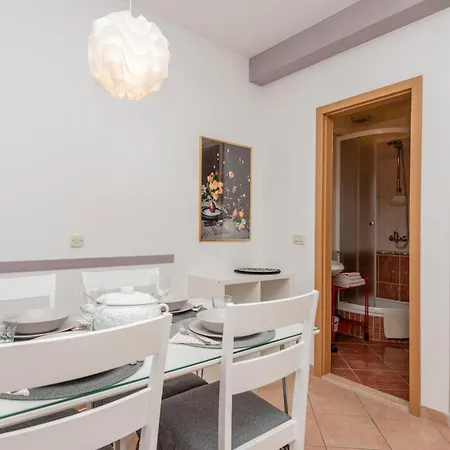 Beautiful Apartment In Baska Voda Apartmán