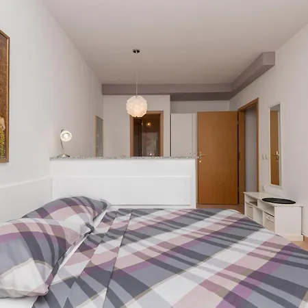 Beautiful Apartment In Baska Voda Apartment *
